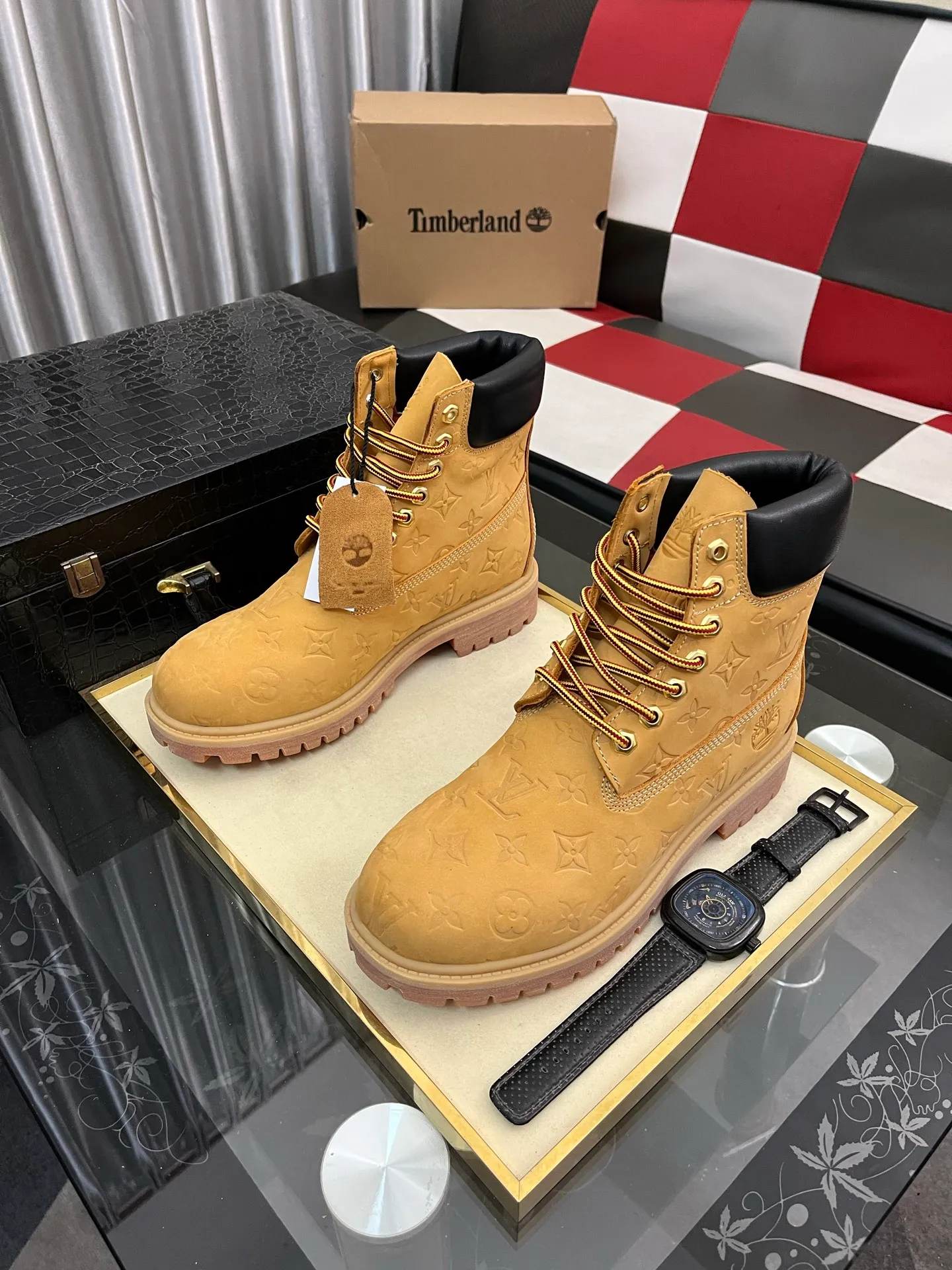 Ex-factory price: 458⌚️⌚️LV x Timberland Timberland joint model Presbyopia Embossed Rhubarb Boots Ankle Boots Short Boots LV x Timberland ankle boots are made of Monogram embossed waterproof nubuck cow leather, relying on the brand's exquisite craftsmanship to carefully reshape the classic Timberland 6-inch boot shape in Italy, with an eye-catching American workwear style. Created by Pharrell Williams 2025 autumn and winter menswear show. Monogram embossed tongue, original Timberland laces and outsole are exquisite details, and the leather label expresses the cooperation logo. Exquisite packaging at the delivery counter🛍📦 ▪️Material: Original customized imported first-layer cowhide ▪️Inner lining: Original customized leather lining/mesh lining ▪️Outsole: Original molded rubber material ▪️Sole thickness: 3.5CM ▪️Size: 38-44